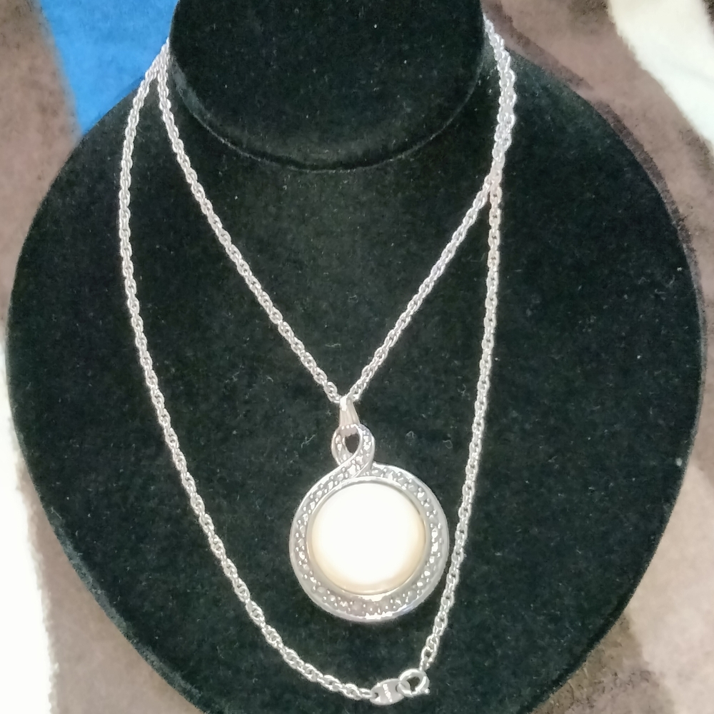 VTG Avon Faux Pearl Reversible Medallion Necklace Silver Tone